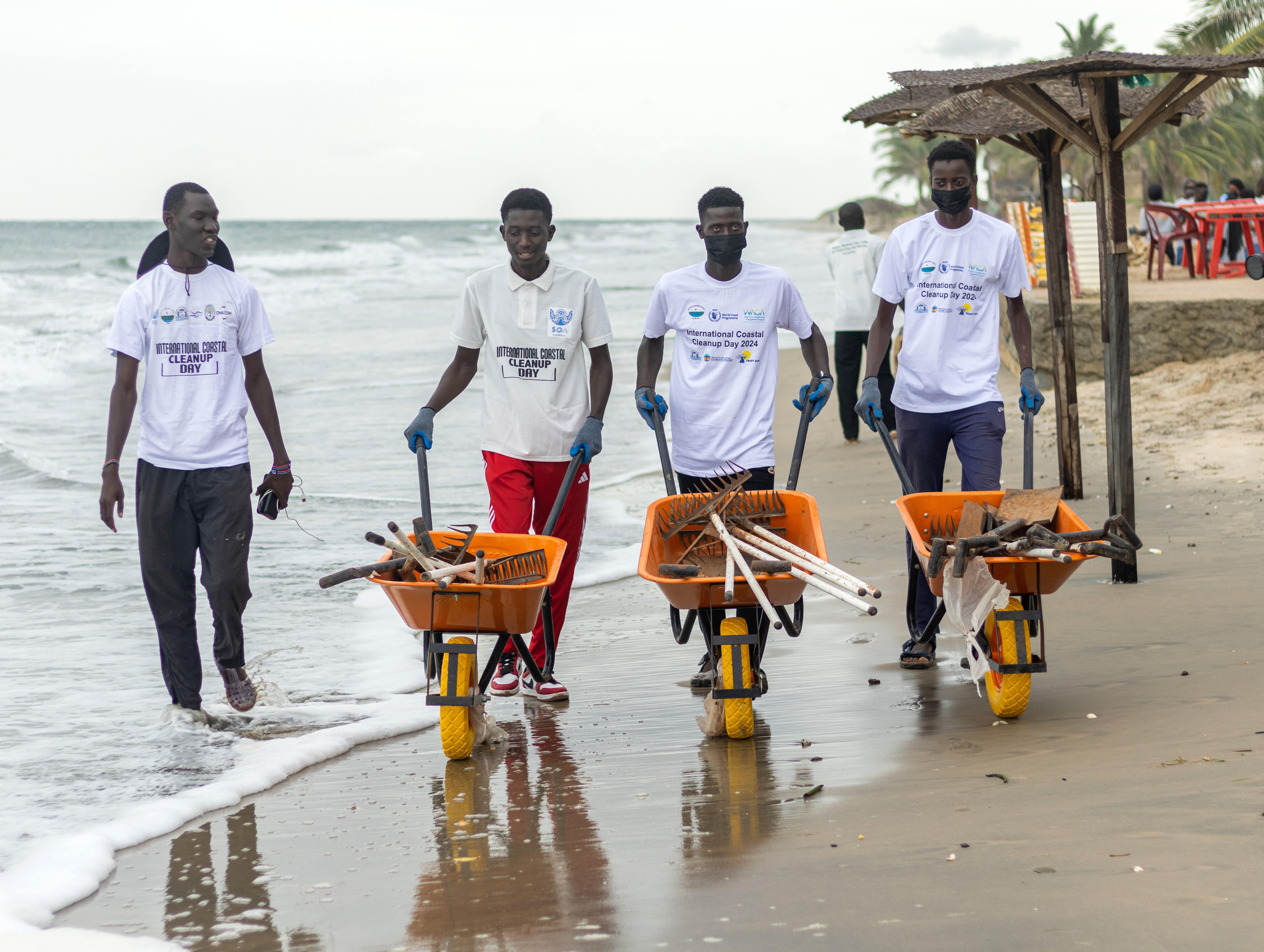 International coastal cleanup day in The Gambia: the National Environment Agency, in collaboration with the WACA Project and partners, mobilizes hundreds of volunteers for beach cleanup.