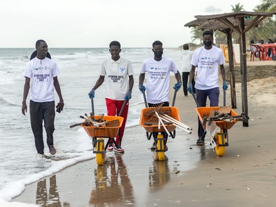 International coastal cleanup day in The Gambia: the National Environment Agency, in collaboration with the WACA Project and partners, mobilizes hundreds of volunteers for beach cleanup.
